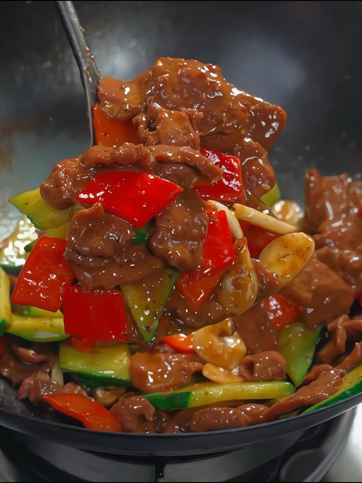 这是我家几个孩子点名要吃的黑椒牛肉,鲜香又滑嫩,真的巨好吃,一定要
