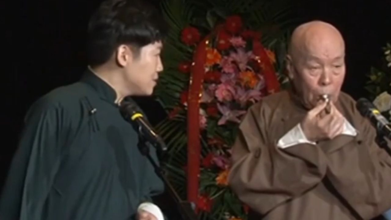 李涵让李增瑞吹卡祖笛,不料李增瑞竟不会吹,逗笑全场