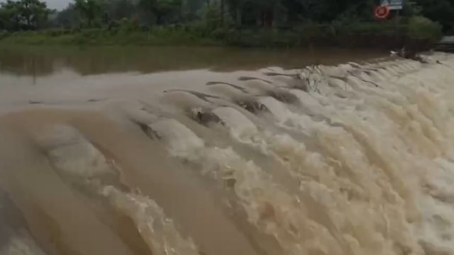 南方多地遭遇强降雨,浙江金华强降雨引发内涝,高风险区群众紧急转移