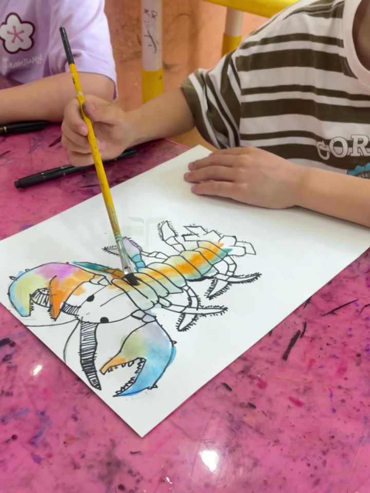 快来欣赏我们的儿童画之澳洲大龙虾