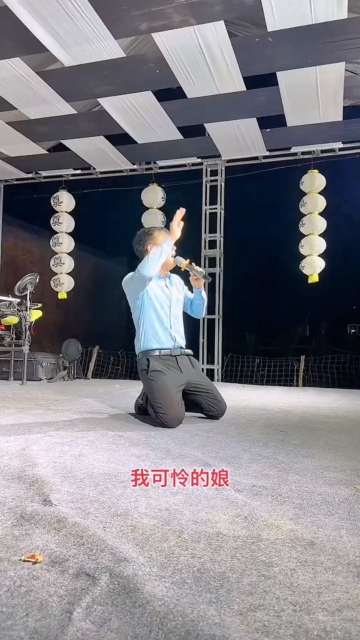 山西垣曲籍梨园春金奖明星擂主张浩卫青环回到家乡下马村为村里老人