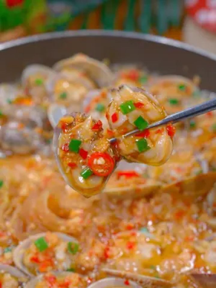 最近网上很火的花甲新吃法,蒜香入味全家人都爱吃#蒜蓉花甲