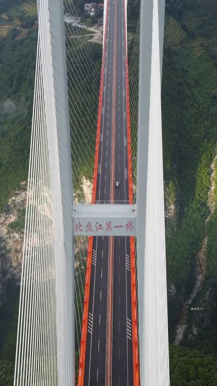 世界第一高桥——北盘江大桥,横跨云贵两省,全长1341米,高565米,犹如
