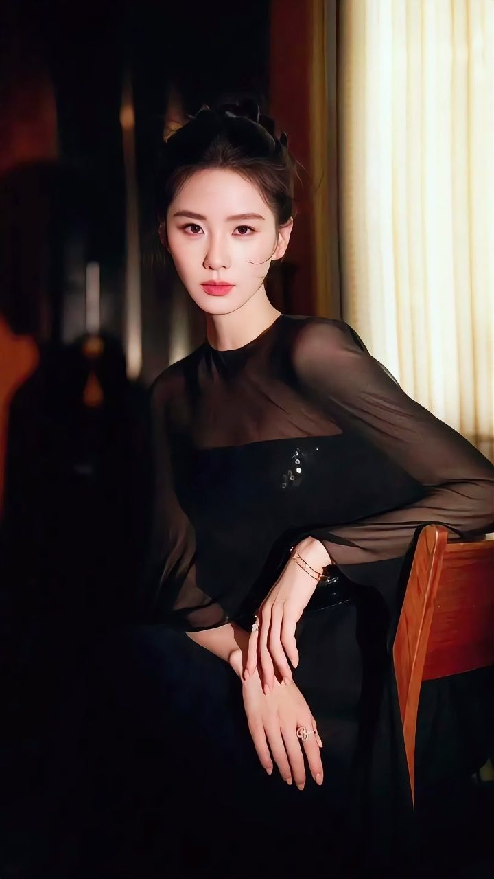 刘诗诗一袭黑纱亮片抹胸长裙,高贵优雅的黑天鹅,展现闪耀冷艳气质