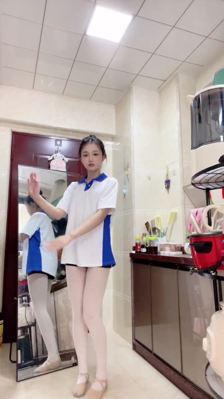 校服女友#白色裤袜 #浅跳一下 #软软的萌妹子 #幼态脸 #红玉吖