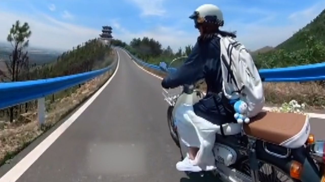 吓人!女生第一次骑摩托车跑山上坡,油门拧到底来不及减速险翻车