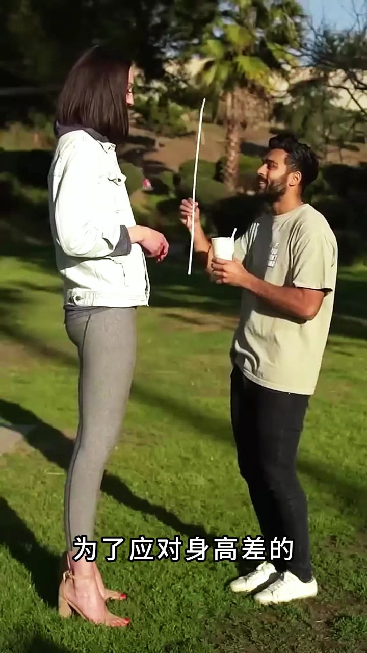 一米五的男人爱上一米八的女孩,形成最萌身高差