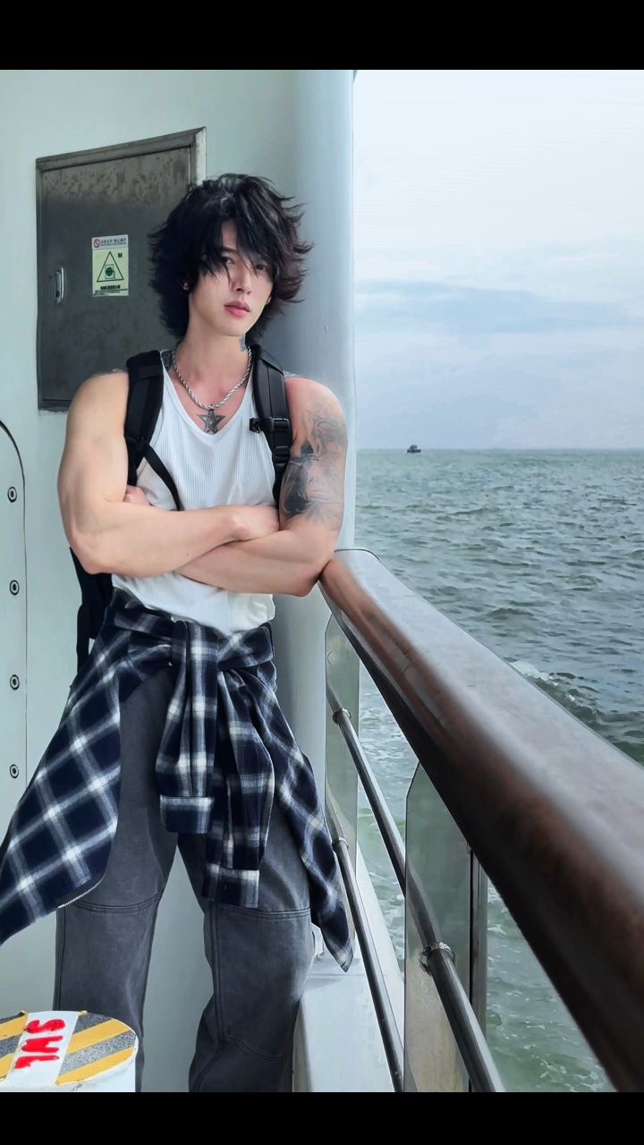 游轮氛围男神张恩与