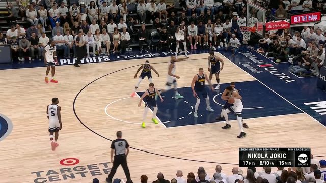 终于有运动战得分入账！唐斯顶着小波特转身抹过上篮命中