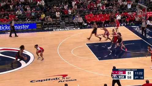 《NBA全场集锦》这配合丝滑到令人发指！奇才三点连线默契配合由萨尔空接炸筐完成终结