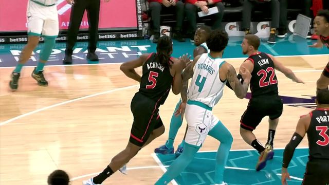 蝴蝶穿花越过层层阻碍 罗齐尔犀利突破上篮撕裂防线