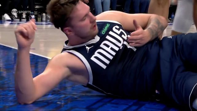 太敬业了！东契奇对抗被打到嘴角 擦着血还不忘向裁判理论