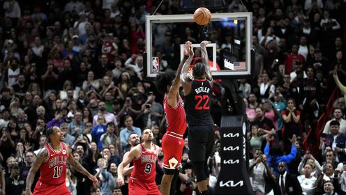 《TOP时刻》【原声】17日NBA十佳球 亚历山大翻身跳投一剑封喉 巴特勒读秒绝杀尽显英雄本色