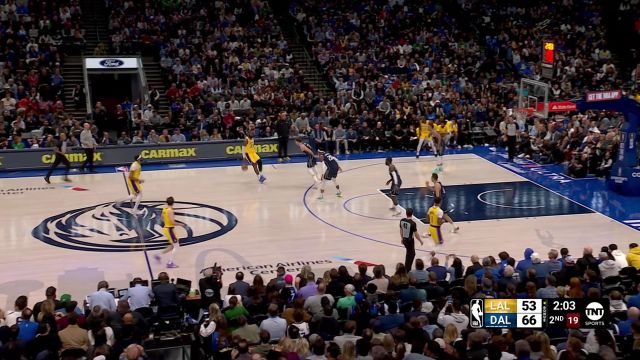 一气呵成！东契奇对位詹姆斯完成抄截 快下助攻哈达威双手扣篮