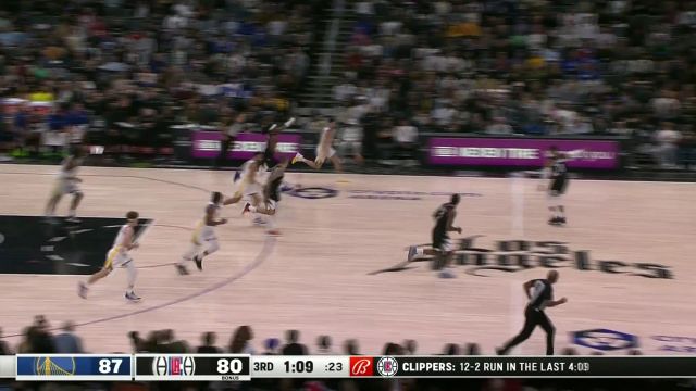 为五大囧提供素材！克莱半场运球运脚上直接出界