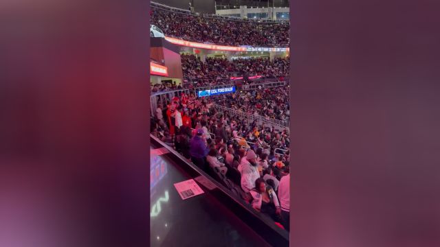 验货之战！拉塞尔罚球时老鹰主场球迷高喊：我们不想要你！
