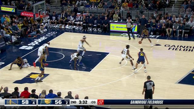 假动作骗过两人 库里潇洒抛投稳稳将球打进