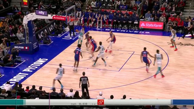 极具观赏性的一球！三球折叠拉杆上篮一气呵成