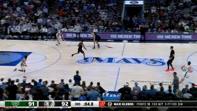 超级大跨步实属夸张！字母哥迈着大步反击上篮如水银泻地