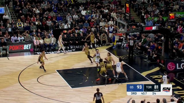 年轻无极限！迪克高高跃起完成空接背扣