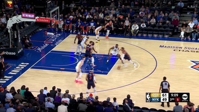 等着对方出手 库明加镇守禁区送布伦森排球大帽