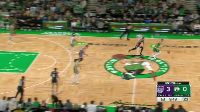 反击速度快如闪电！波神抢断快攻单手暴扣得手