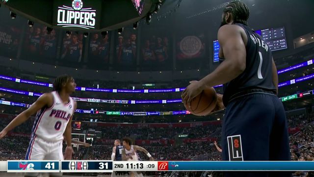 摄像师也没猜到吧 哈登边线球快准狠鲍威尔接球暴扣