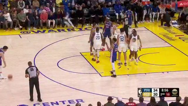 是要继续打？镜头给到回到场内的大帝 左膝仍敷有冰袋