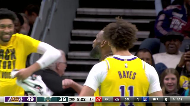 你再不老我们就疯了！老詹飞来飞去半场献上三记重扣