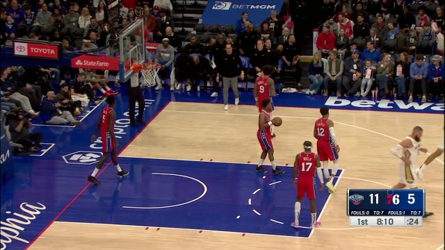 要的就是强硬！ 英格拉姆转身突破不惧对抗拿下两分