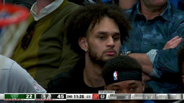 这是他的甜点位 东契奇篮下上篮展现柔和手感