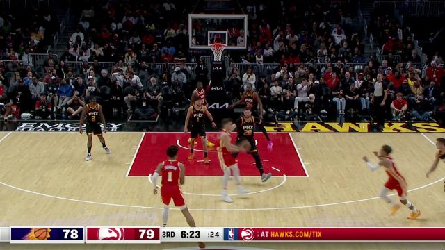 借掩护就能轻松杀向禁区 特雷-杨突破上篮一气呵成