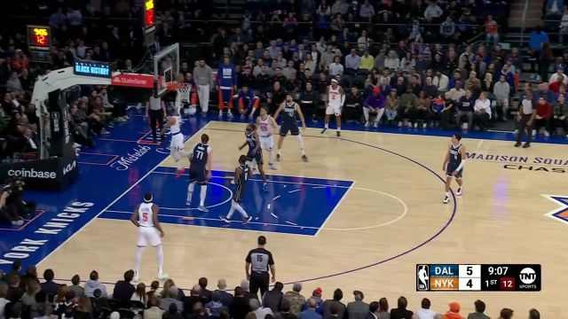 万花丛中过片叶不沾身！琼斯见缝插针突破上篮打成2+1