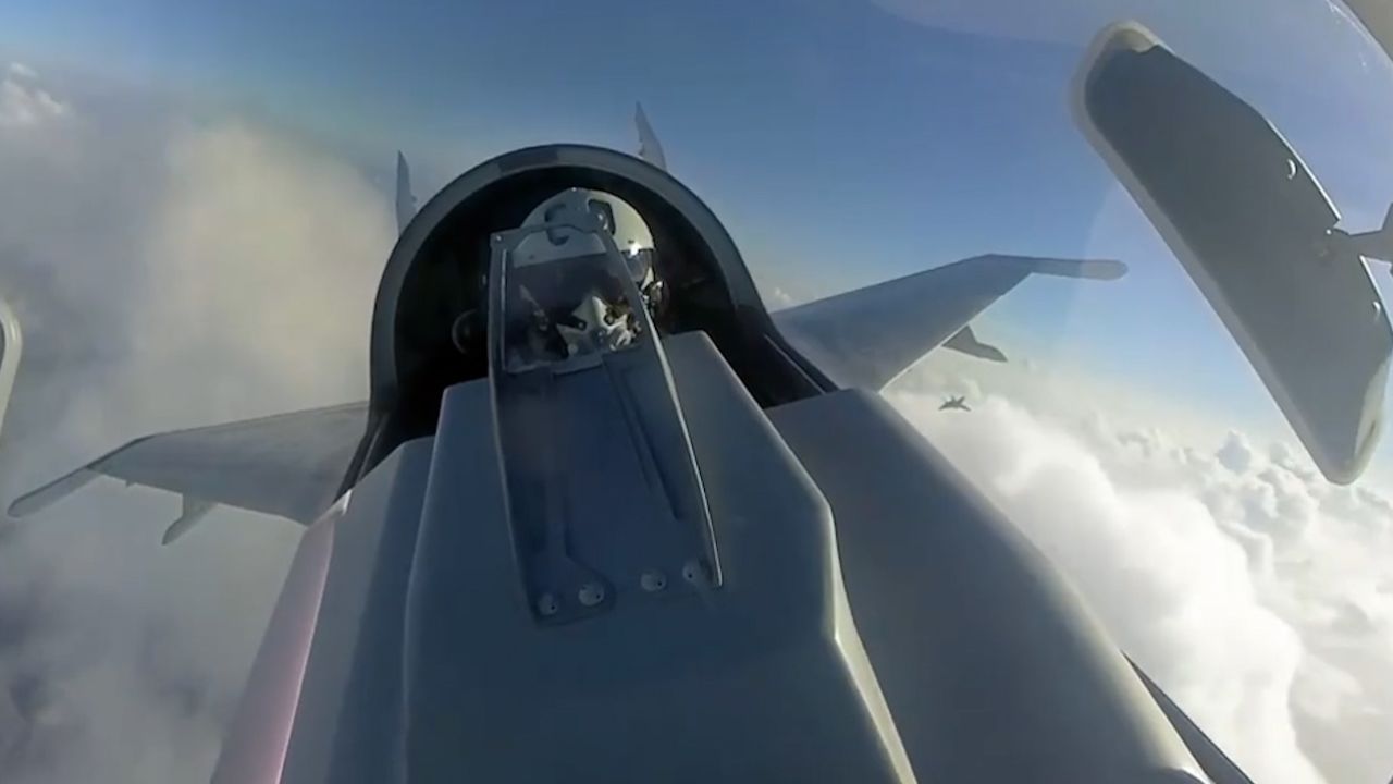 燃!南部战区空军实兵对抗演练:航空兵部队多方位"突袭"地导阵地