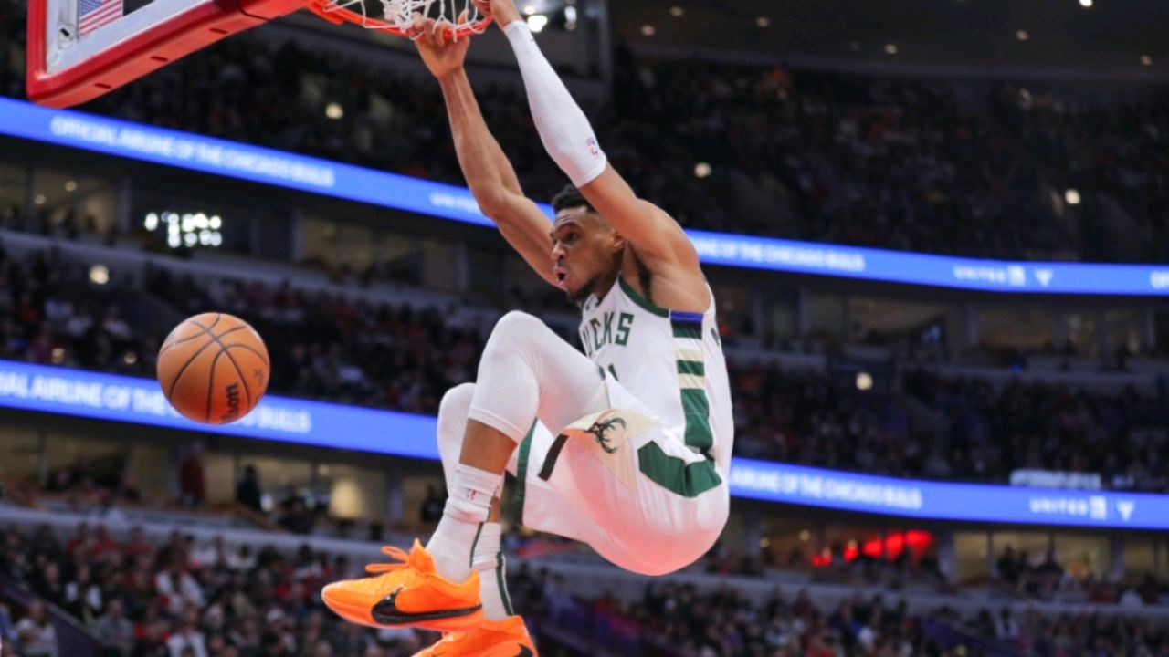 25日nba十佳扣篮:字母战斧劈扣惊呼全场 西亚卡姆扣飞浓眉