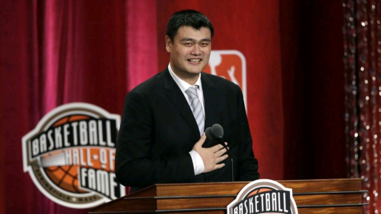 调侃艾弗森和奥胖等众球星,姚明入选名人堂时的演讲真是太有意思了