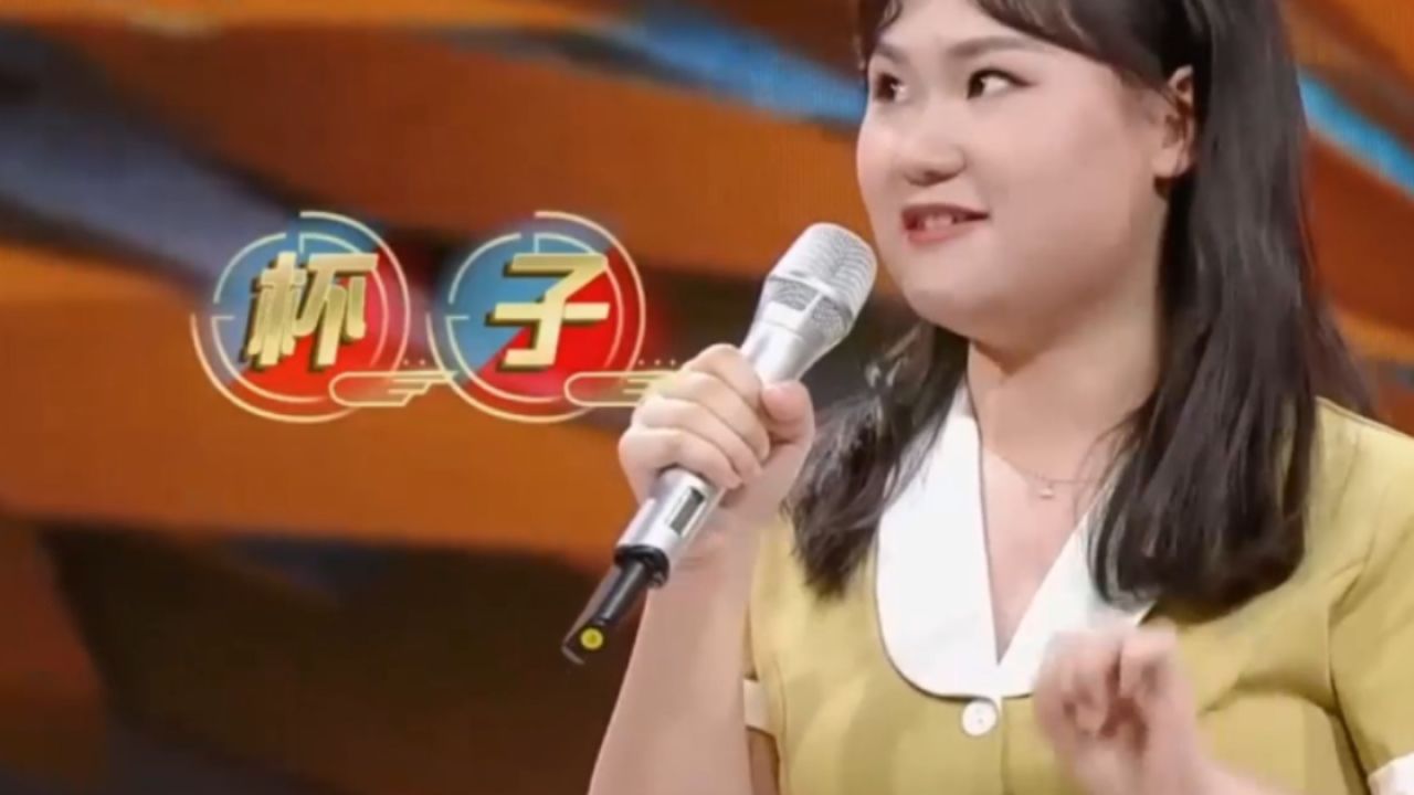 返乡任教音乐老师教学太会玩了,趣味教学嗨翻天,竟用纸杯和笔完成一首歌_高清1080P在线观看平台_腾讯视频