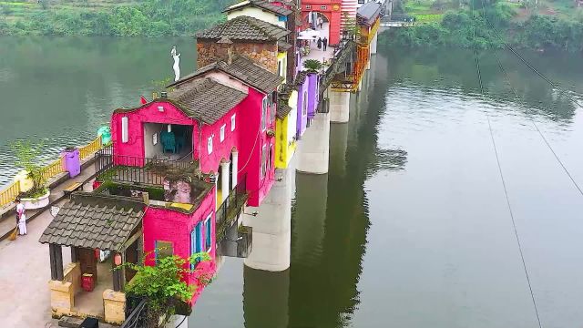 重庆建在桥梁上的小吃街,所有东西都只卖5元,为何却冷冷清清