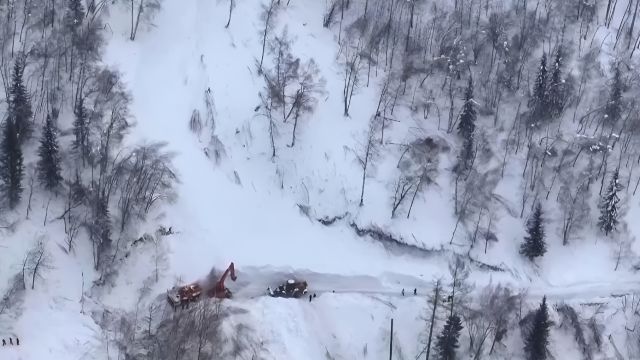 新疆喀纳斯景区抢险中,阿勒泰公路管理局三位职工遭遇雪崩殉职