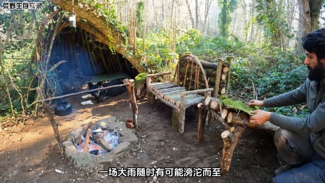 男子独自在深山老林建造篱笆小院