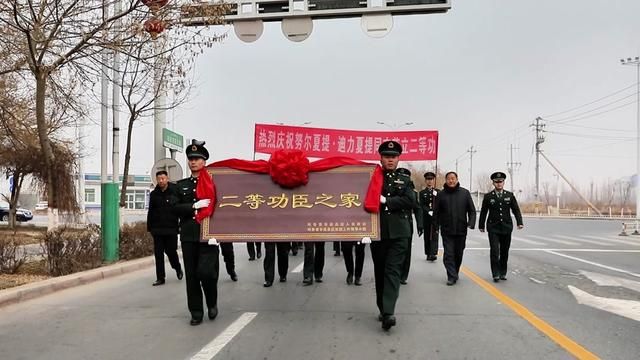 超硬核礼物,生日这天二等功喜报送到家!#中国军人 (张景龙、王小杰)