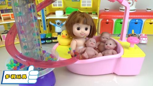 趣味玩具：妹妹们哭闹不止多莉带她们玩洗澡玩具，这下就开心了！