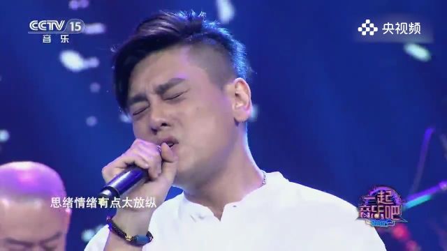 小伙演唱《每当想起你》,歌声温柔,唱到心坎