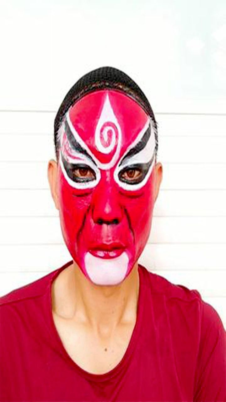 赵匡胤脸谱,脸谱中的整脸,以一种颜色为主色,红色象征忠义,耿直,有血