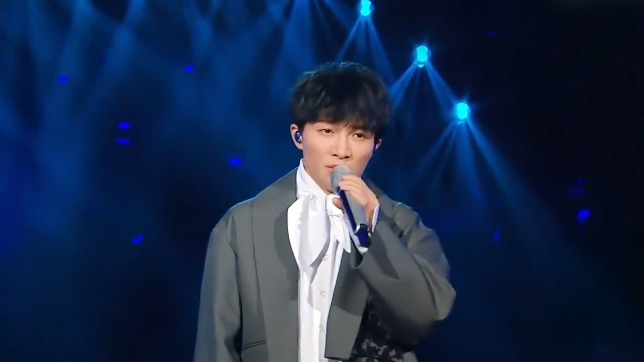 飙高音拉麦一米远,话筒:你礼貌吗 #周深 #黄绮珊 #拉麦