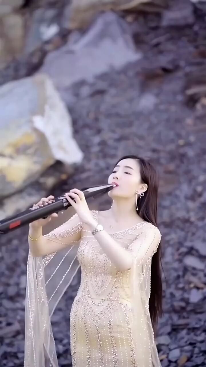 美女小姐姐电子笛吹奏,经典老歌就是好听,太好听了