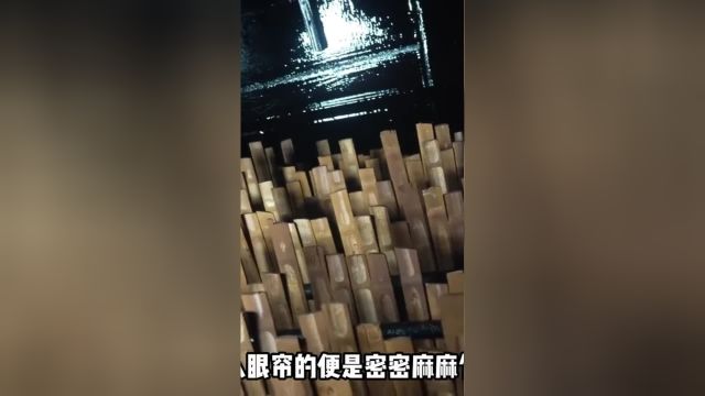 工匠取烟熏过的竹片,采用传统工艺制作成长弓,接近两米比人还高#工匠手艺#竹弓#长弓#竹工艺#传统手艺