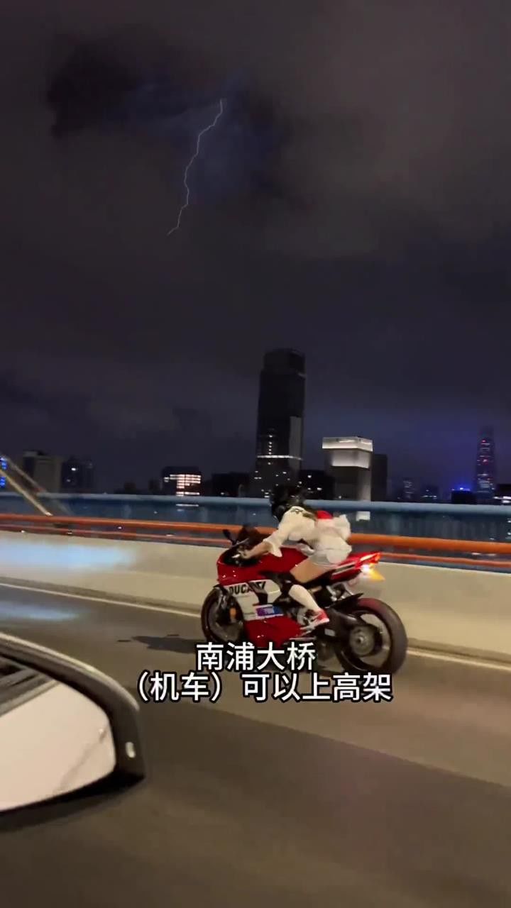 你们那里机车可以上高架吗?