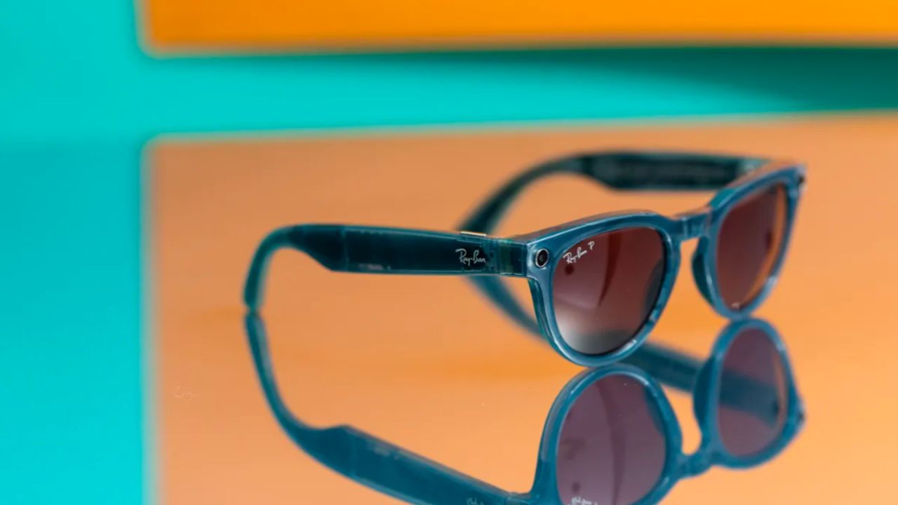 meta发布首款ai智能眼镜,内置摄像头和麦克风,可识别各种物品