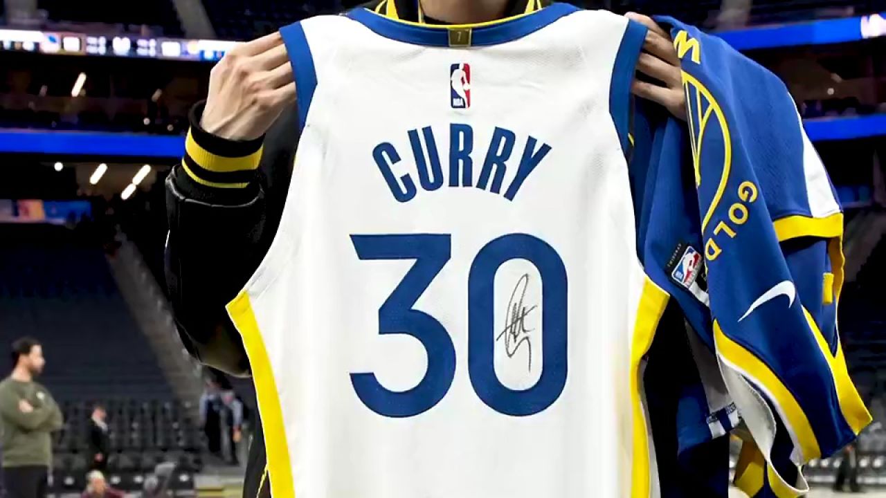 日本演员萩原利久拿球衣给库里签名成功 圆梦大通中心